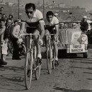 Fausto Coppi con Riccardo Filippi durante el Trofeo Baracchi el 5 de noviembre de 1953.