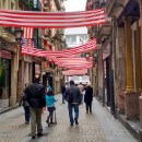 Banderas del Athletic en la parte vieja de Bilbao, el 27 de mayo.