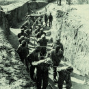 <p>Presos españoles arrastrando una vagoneta de tierra, foto presentada por Francisco Boix en los juicios de Dachau y Núremberg. [National Archives II, College Park, Maryland, Estados Unidos].</p>