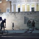 <p>El periodista de CTXT Hibai Arbide pasea en bici por Atenas, en la madrugada del 29 de junio.  </p>