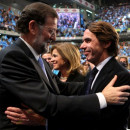 <p>Aznar saludando a Rajoy en el acto de cierre de campaña en la elecciones generales del 2011.</p>