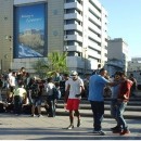 <p>Un grupo de refugiados sirios pasa el día en la plaza Omonia de Atenas. </p>