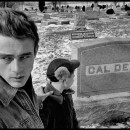 <p>James Dean  y su primo Markie visitando la tumba de su bisabuelo, Cal Dean. Cal era el nombre del protagonista de <em>Al este del Edén</em>. Fairmount, febrero de 1955.</p> (: Dennis Stock / Magnum Photos)