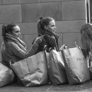 <p>Jóvenes clientas de la tienda de bajo coste.</p>
<p> </p>