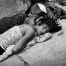 <p>Jóvenes durmiendo en una calle de Buenos Aires.</p>