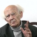 <p>El filósofo Zigmunt Bauman en una imagen del documental <em>10 years of terror</em>, dirigido por Brian Evans y Simon Critchley.</p> (: Historiesofviolence.com)