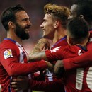 <p>Griezmann (centro) es felicitado por sus compañeros tras anotar el gol del triunfo ante el Sporting de Gijón (1-0)</p>