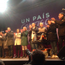 <p>Pablo Iglesias, rodeado de su equipo, celebrando el resultado de las elecciones en la Plaza del Reina Sofía, de Madrid</p>