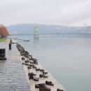 <p>Fotograma de <em>La encrucijada de Ángel Sanz Briz</em>. Cientos de zapatos clavados junto al Danubio recuerdan a las víctimas del nazismo.</p>