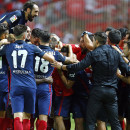 <p>Los jugadores del Atlético de Madrid celebran uno de los goles en la victoria frente al Sevilla en el Sánchez Pizjuán (0-3)</p>