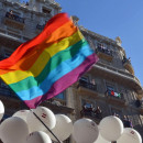 <p>Una bandera arcoíris ondea en la Gran Vía de Madrid, durante una de las manifestaciones estatales del Orgullo LGTB. </p>