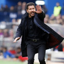 <p>Simeone da instrucciones durante el partido Atlético de Madrid - Eibar (3-1)</p>