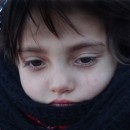 <p>Una niña siria, al poco de llegar a las costas de Lesbos. </p> (: P. O. )
