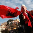 <p>Manifestante albano-kosovar celebra el 8º aniversario de la independencia en Pristina.</p>