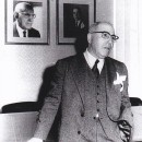 <p>Ramón Areces posa ante un retrato de su tío, César Rodríguez, a finales de los años sesenta, con su característico pañuelo de cuatro picos en el bolsillo. </p> (: )