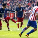 <p>Griezmann lanza la falta con la que abrió el marcador en Gijón. El Sporting daría la vuelta al partido (2-1)</p> (: Ángel Gutiérrez / Club Atlético de Madrid)
