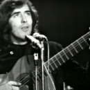 <p>Joan Manuel Serrat, durante una actuación en los años 70.</p>