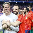 <p>Torres y Juanfran, tras la victoria del Atlético ante el Barcelona.</p>