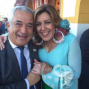 <p>Luis Pineda con Susana Díaz en la Feria de Sevilla. </p>