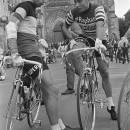 <p>Jacques Anquetil (derecha) habla con Rik Van Looy antes del comienzo de una etapa del Tour de Francia</p>