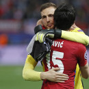 <p>Savic (de espaldas) se abraza a Oblak al término de la ida de las semifinales de Champions frente al Bayern de Munich (1-0)</p>