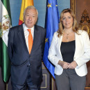 <p>El ministro de Exteriores, García-Margallo, en un posado con Susana Díaz, presidenta de la Junta de Andalucía. </p>