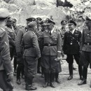 <p>Heinrich Himmler con oficiales de las Waffen-SS en Mauthausen </p>