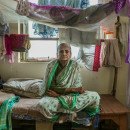 <p>Bani Mukharji tiene tres hijos que la han abandonado. Ahora está viviendo en un <em>ashram</em> en Vrindavan. Se espera que las viudas lleven sobre todo ropa blanca, el color que simboliza la muerte y su asexualidad. A Bani  le sigue gustando la ropa y posee muchos vestidos. </p>