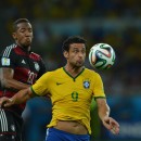 <p>Fred intenta controlar un balón durante la semifinal del último Mundial ante Alemania (1-7)</p>