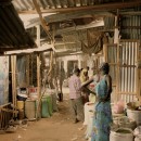 <p>Mercado de Bosnia.  Es el centro neuráligico de la actividad económica en Dadaab, fundamentada en el contrabando de productos que circulan de Somalia a Kenia, donde se venden eludiendo los altos aranceles del gobierno keniano.</p> (: Ben Rawlence)