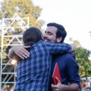 <p>Iglesias y Garzón se abrazan durante el mitin de Alicante.</p>