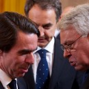 <p>José María Aznar junto a Felipe González en la entrega del 'Toison de Oro' a Sarkozy.</p> (: Getty Images. )