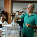 <p>Juan Pedro Yllanes, cabeza de lista al de Units Podem Més al Congreso, votando.</p>