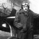 <p>Virgilio Leret, junto a un avión. </p>