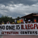 <p>Nadie es ilegal. Cierren los centros de detención, se lee en una de las pancartas de la Caravana Abriendo fronteras.</p>