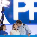<p>Mariano Rajoy acompañado por su mujer y la plana mayor del partido durante la noche electoral del 26J</p> (: PARTIDO POPULAR / FLICKR)