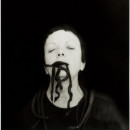 <p>Autorretrato con serpientes de Graciela Iturbide.</p>