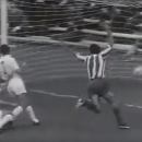 <p>Luis Aragonés celebra el primer gol marcado en el Calderón, en el Atleti-Valencia del 1 de octubre de 1966.</p>