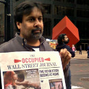 <p>Arun Gupta muestra un ejemplar de<em> The Occupied Wall Street Journal</em>, publicación de la que es fundador.</p>