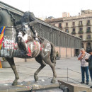 <p>La escultura ecuestre de un Franco sin cabeza, que forma parte de la muestra inaugurada el lunes 17 de octubre en Barcelona, cubierta de pintura y grafitis.</p>