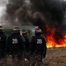 <p>Un grupo de policías durante el desalojo parcial de la zona sur de Calais en febrero del 2016.</p>