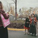 <p>Dos mujeres se fotografían con las figuras en cartón de Donald Trump, Ronald Reagan y John Wayne.</p>