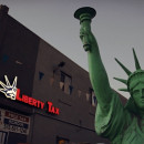 <p>Réplica de la Estatua de la Libertad junto la oficina de impuestos Liberty Tax, en Hazleton.</p>