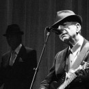 <p>Leonard Cohen, durante una actuación en directo.</p>
