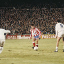 <p>Manolo, pichichi del Atlético en la 90-91, asistiendo a un compañero durante un derbi contra el Real Madrid</p>