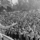 <p>Evita Perón dando un discurso frente a una multitud de mujeres</p>