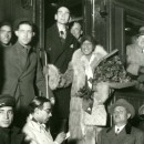 <p>8 de febrero de 1930. Joséphine Baker, en la Estación del Norte de Madrid, desciende del tren que la ha traído de París, rodeada de curiosos, periodistas y fotógrafos. Expuesta en <em>Una crónica del jazz en Madrid</em>.</p> (: ABC)
