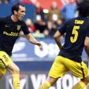 <p>Diego Godín celebra su gol en el partido contra Osasuna. </p>