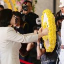 <p>La presidenta Tsai Ing-wen homenajea con una ofrenda floral al Ejército de la República de China (Taiwán) en mayo.</p>
