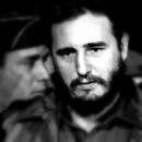 <p>Fidel Castro atiende a los medios tras llegar al aeropuerto de Washington, en 1959.</p>